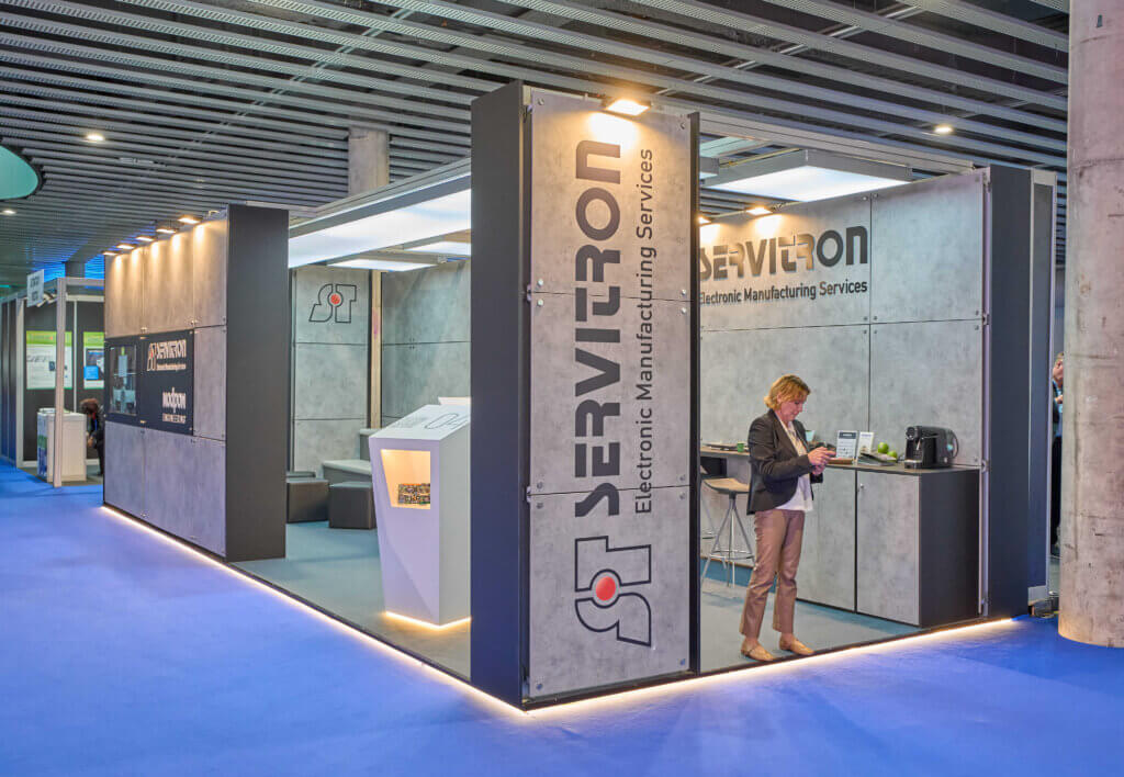 Vista exterior del stand de Servitron en Advanced Factories 2025, con estructura Visual Wall y acceso principal visible.