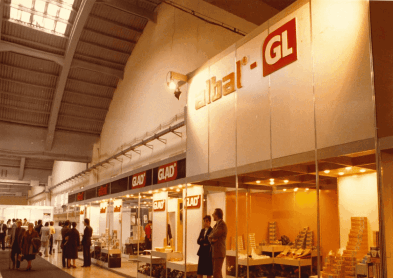 FOTO STAND DE PAPEL ALBAL EN 1980