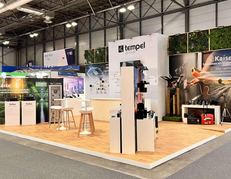 Stand en construtec con tarima elevada y una pared