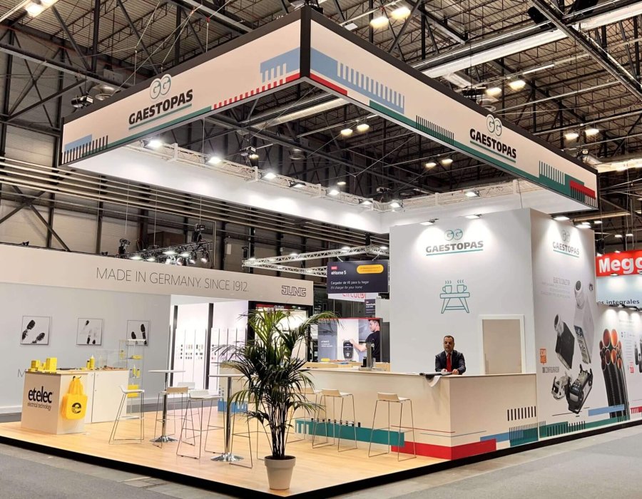 Stand de Gaestopas en Construtec con diseño abierto y zonas de atención al cliente en un entorno tecnológico