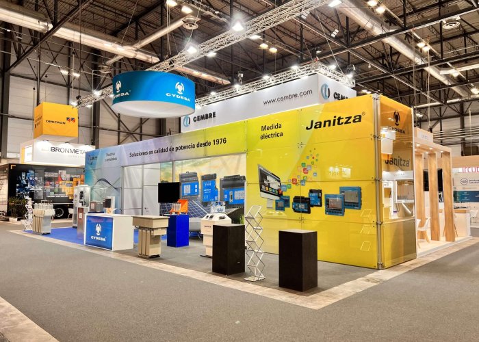Stand de Cydesa y Janitza en Construtec 2026 mostrando soluciones de medida eléctrica y calidad de potencia