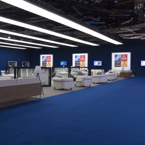 Sala de prensa OTAN con montaje técnico, graderío y estructura audiovisual