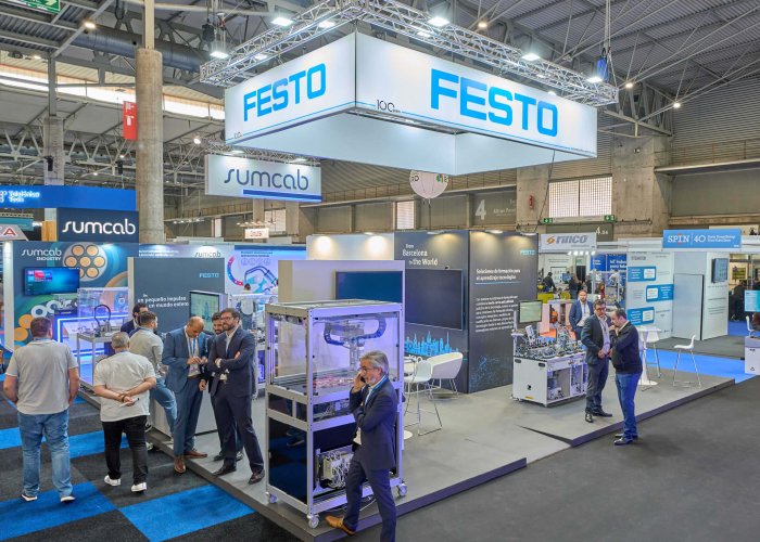 Stand tecnológico de FESTO en Advanced Factories 2025, con demostraciones en vivo y visitantes interactuando.