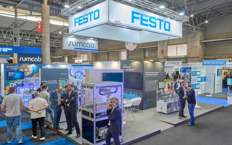 Stand tecnológico de FESTO en Advanced Factories 2025, con demostraciones en vivo y visitantes interactuando.
