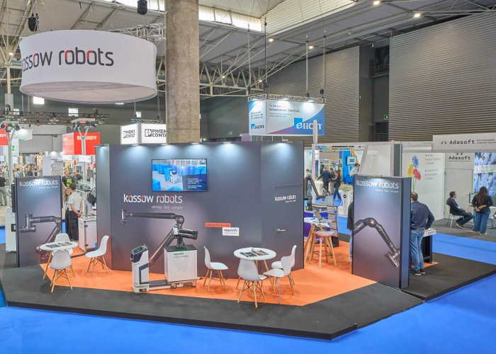 Espacio expositivo de Kassow Robots en Advanced Factories 2025, destacando brazos robóticos colaborativos y zona de reuniones.