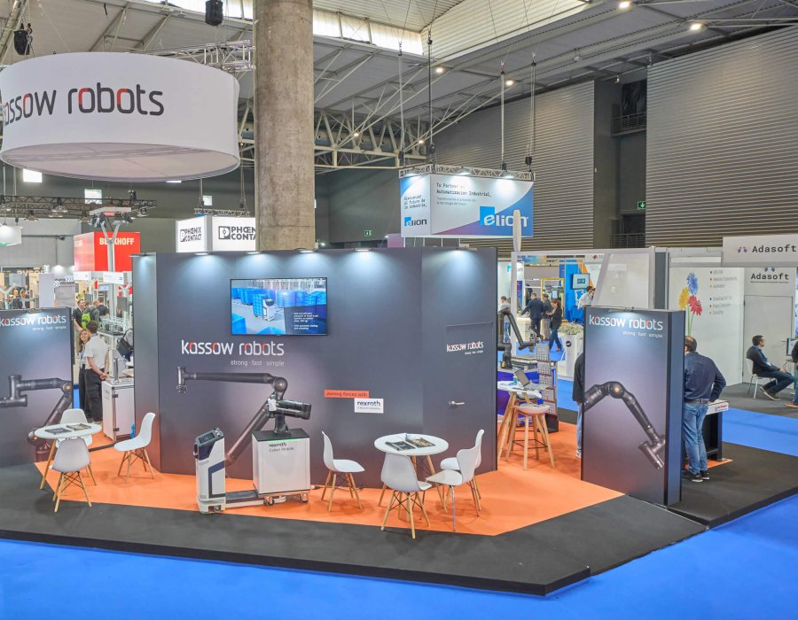 Espacio expositivo de Kassow Robots en Advanced Factories 2025, destacando brazos robóticos colaborativos y zona de reuniones.