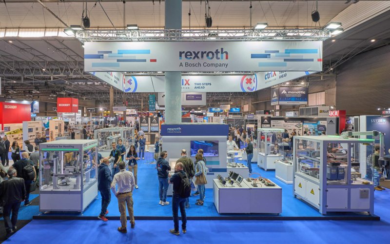 Stand de Rexroth en Advanced Factories 2025, con maquinaria automatizada y visitantes interactuando con las soluciones.