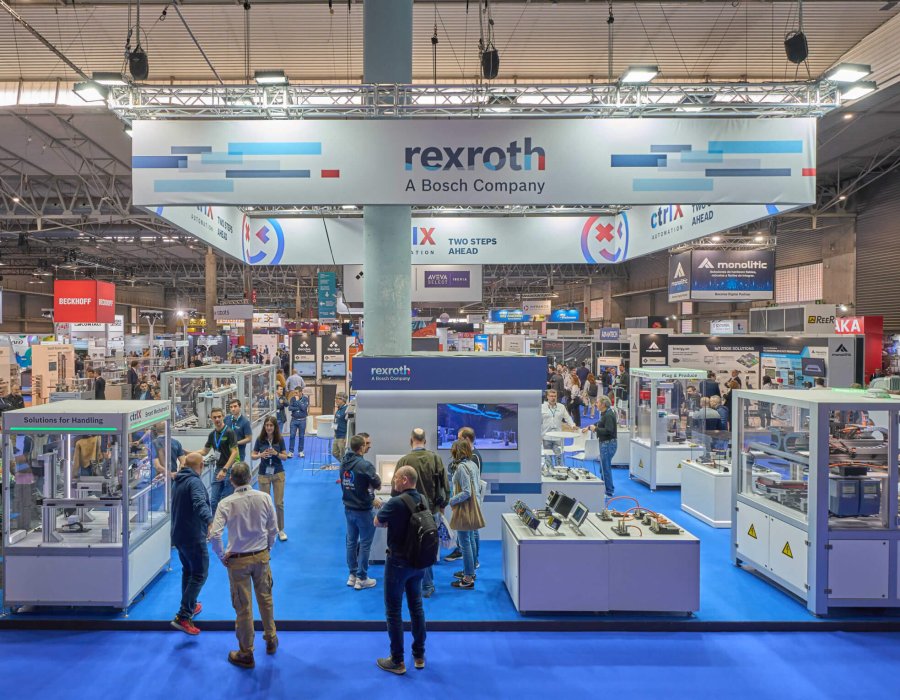 Stand de Rexroth en Advanced Factories 2025, con maquinaria automatizada y visitantes interactuando con las soluciones.