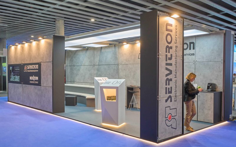 Diseño elegante y minimalista del stand de SERVITRON en Advanced Factories 2025, enfocado en servicios de electrónica industrial.