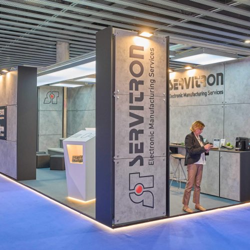 Vista exterior del stand de Servitron en Advanced Factories 2025, con estructura Visual Wall y acceso principal visible.