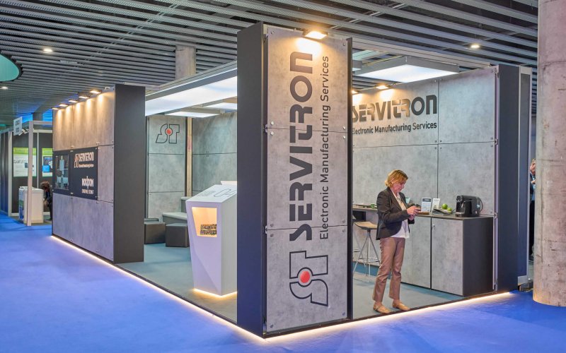 Vista exterior del stand de Servitron en Advanced Factories 2025, con estructura Visual Wall y acceso principal visible.