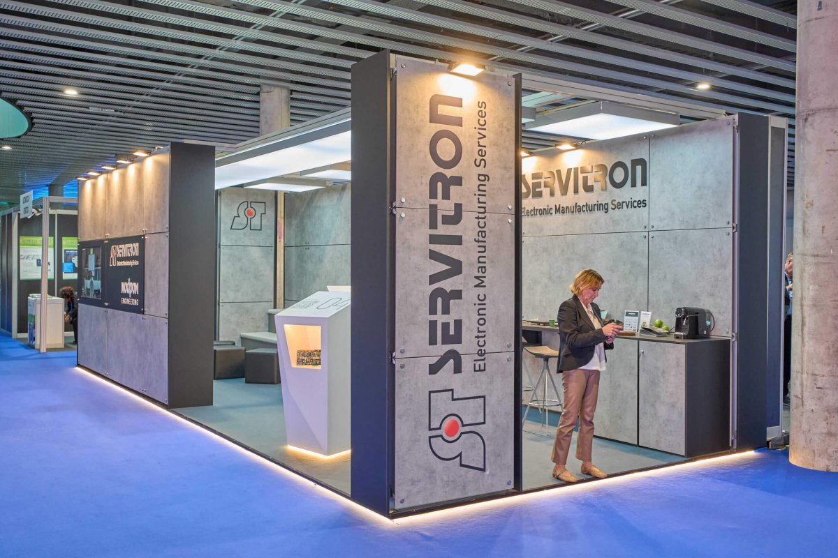Vista exterior del stand de Servitron en Advanced Factories 2025, con estructura Visual Wall y acceso principal visible.
