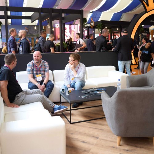 Visión del costado del stand de Digitain en el SBC